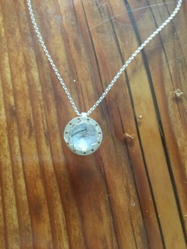 eingenähte Edelsteine als Kettenanhänger