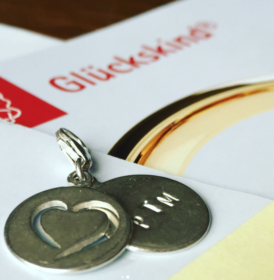 Glückskind-Anhänger, fotografiert von der Gewinnerin von Instagram