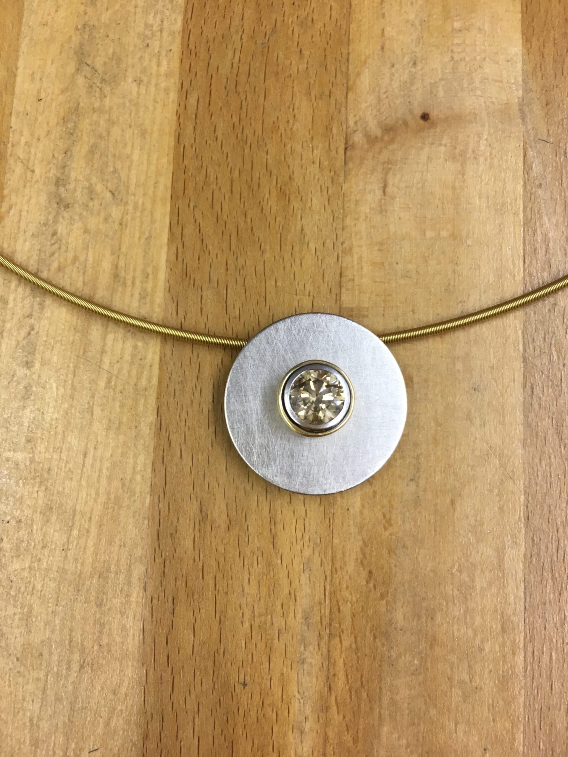 Champagnerfarbener Brillant als Anhänger