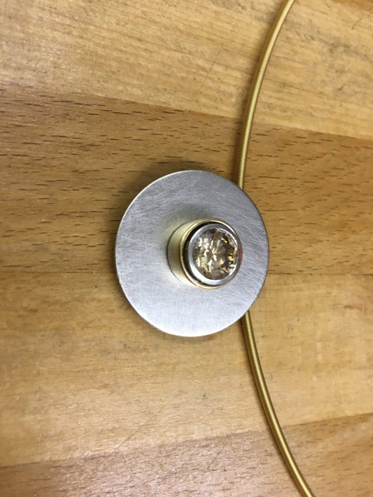 Ein champagnerfarbener Brillant als Anhänger