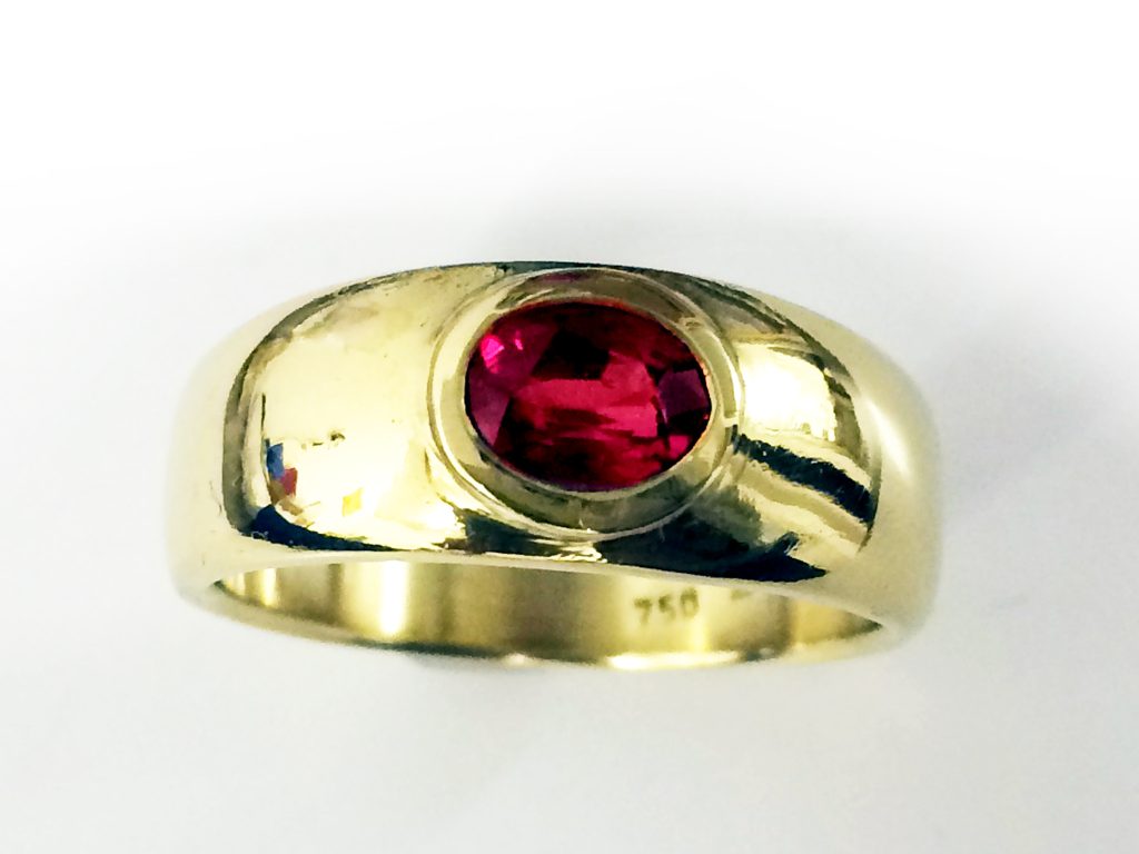 Rubinring mit ovalem facettiertem Rubin