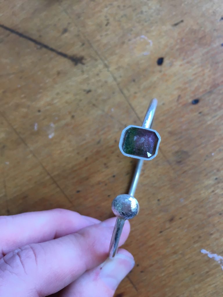 Der Wassermelonen-Turmalin in der Fassung