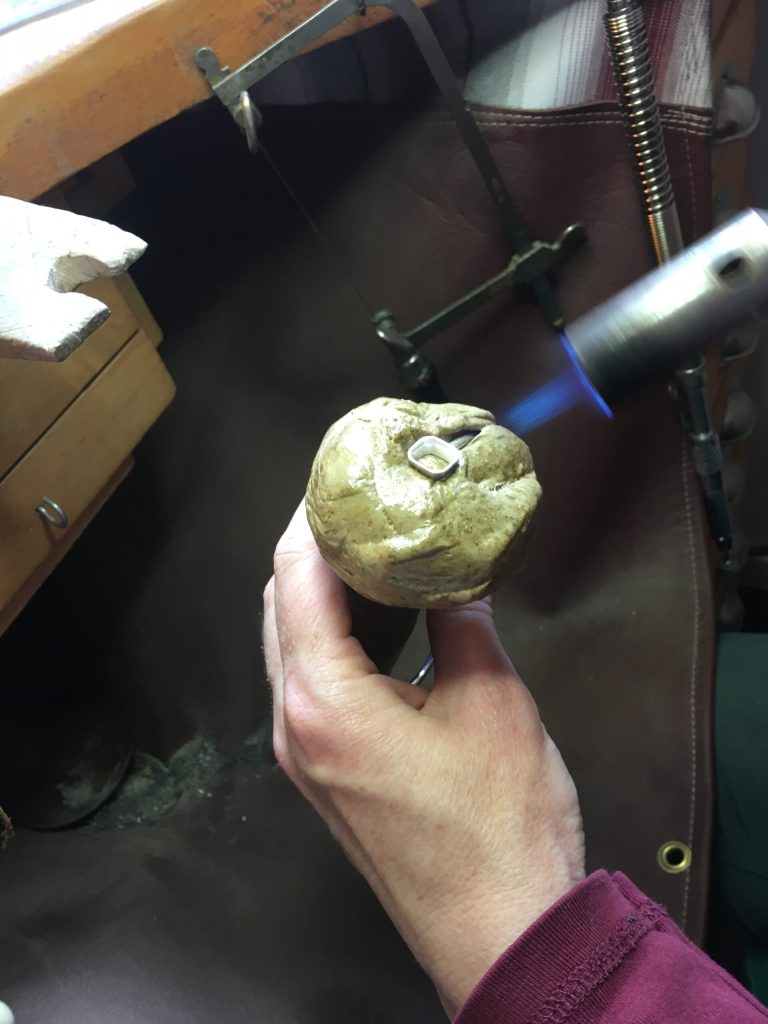 Die Fassung wird eingekittet