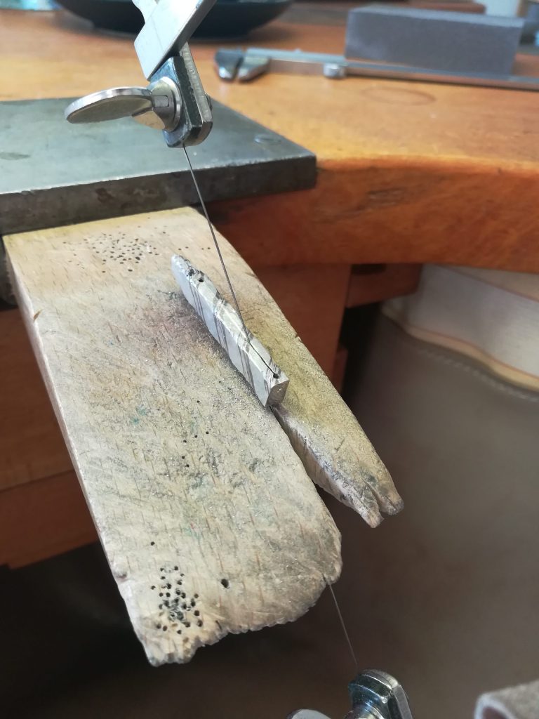 Der Stab wird mittig durchgesägt