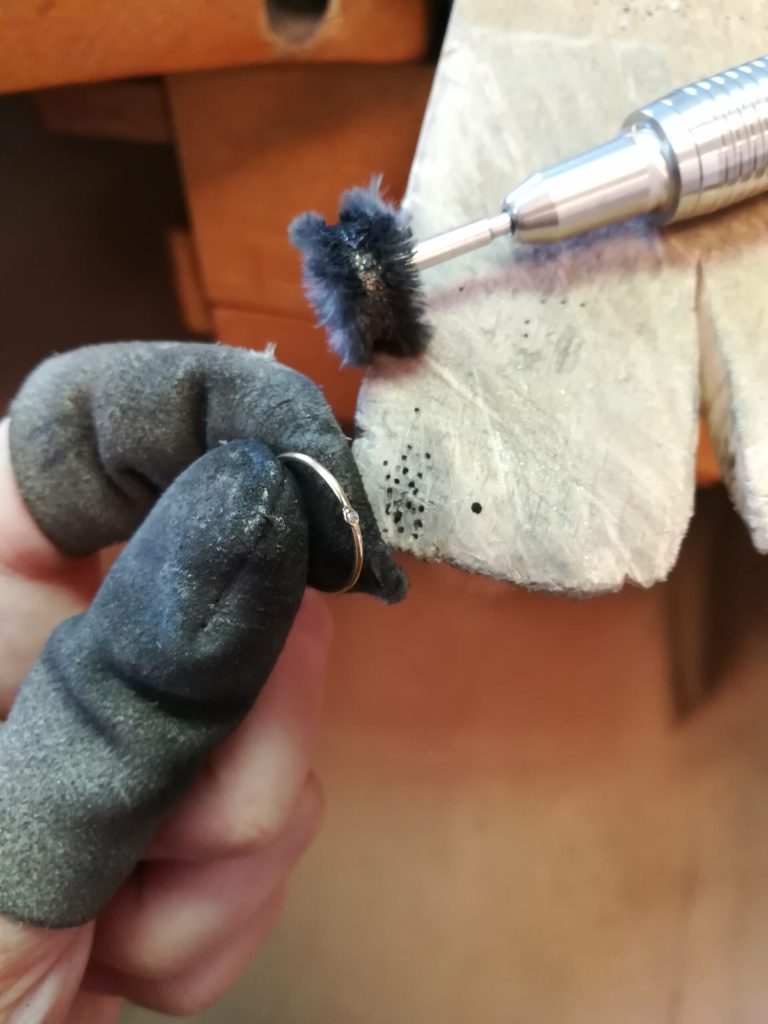 Midi-Ring mit Fassung versäubern