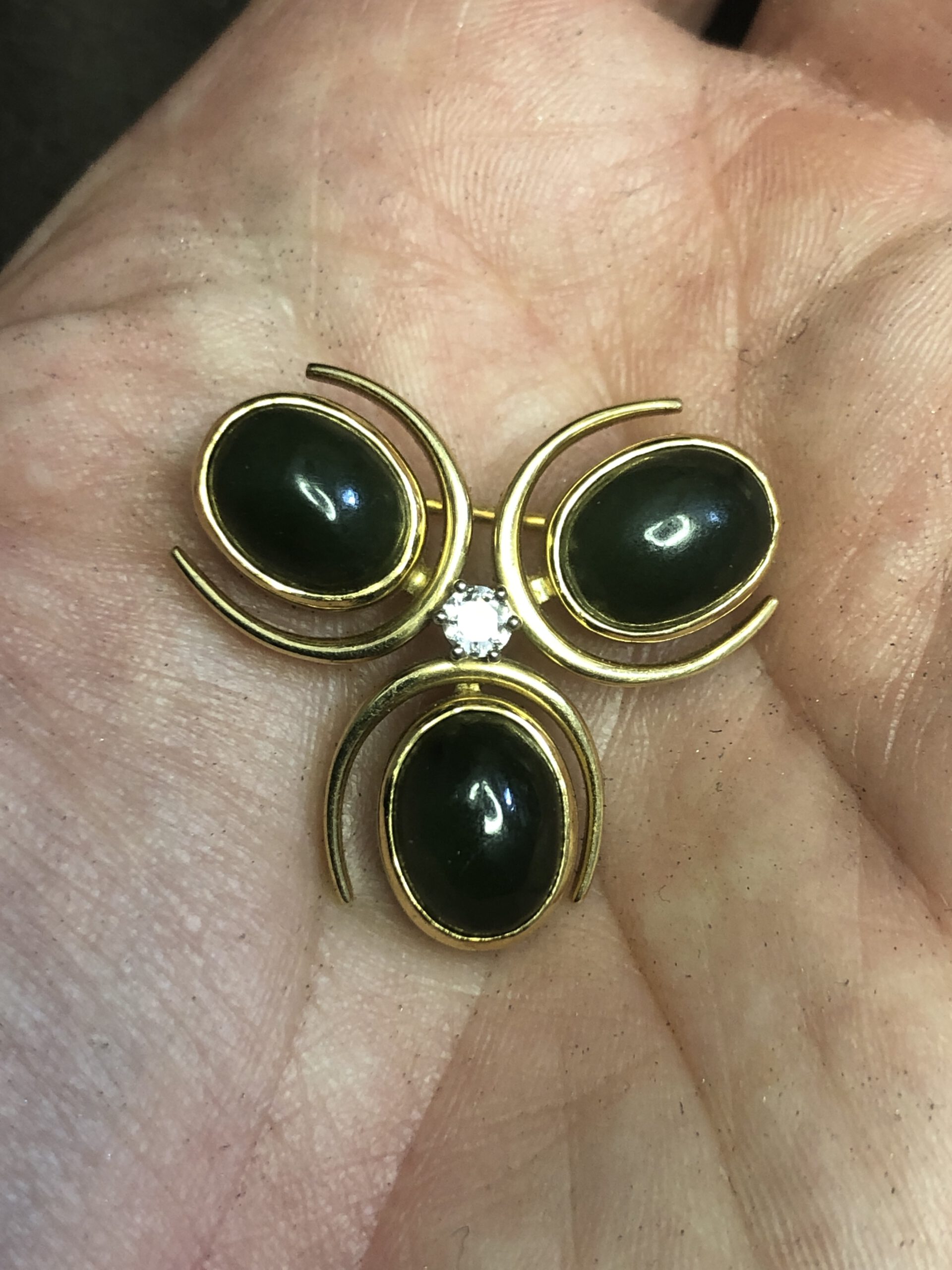 Eine Brosche ist eine Brosche ist eine Brosche