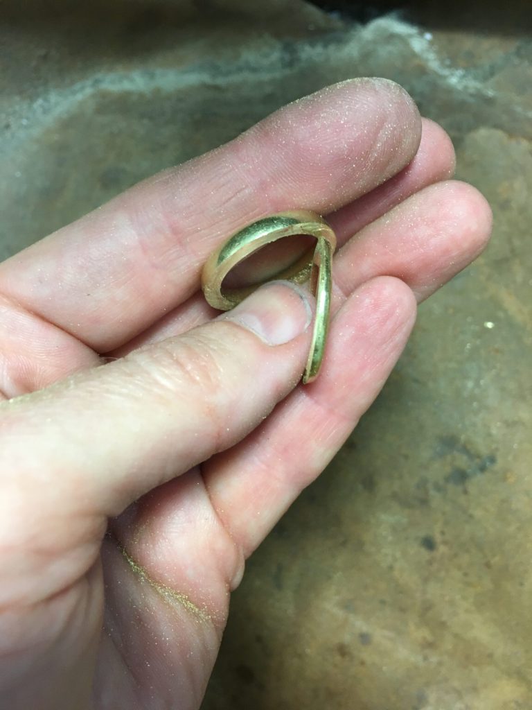 Zwei ungleiche Teile sind entstanden - Es fehlt ein Teil