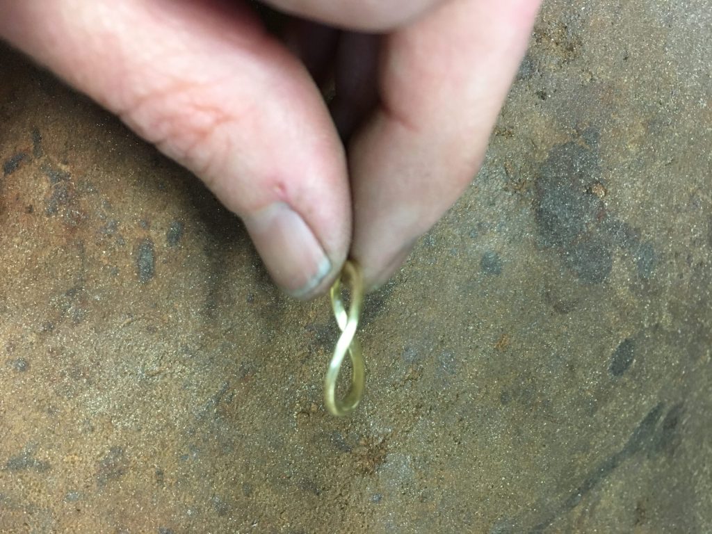 Als Teil eines Trauringes optisch nicht mehr zu erkennen - Es fehlt ein Teil