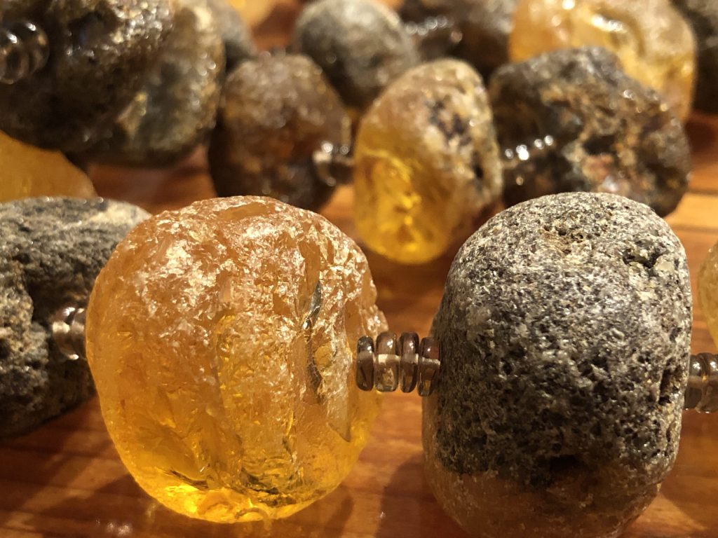 Bernstein, kombiniert mit Rauchquarz