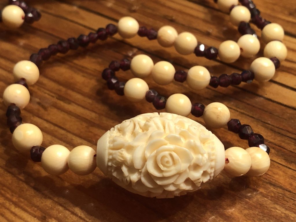 Elfenbein, kombiniert mit Granat