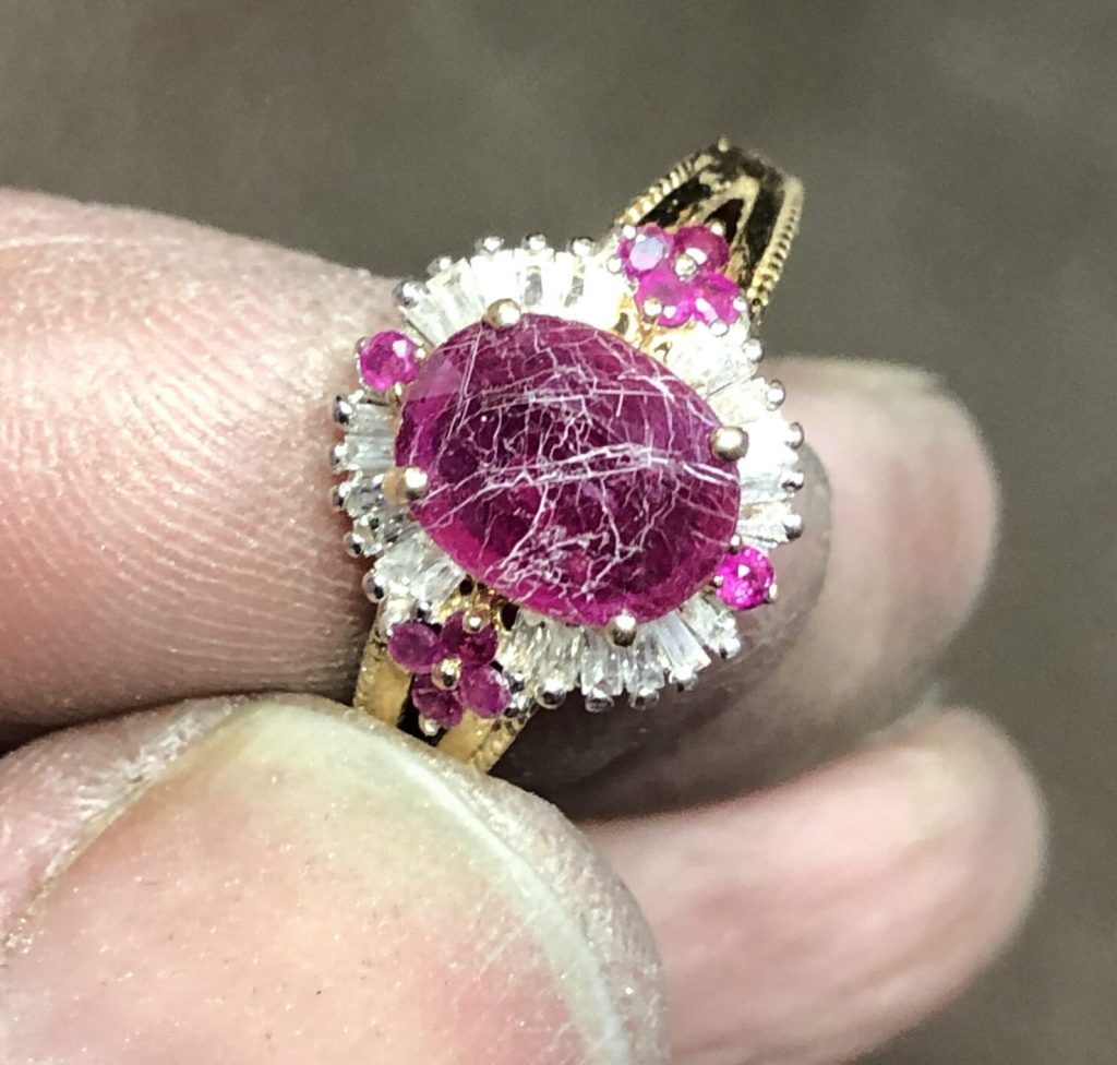 Rissgefüllter Rubin