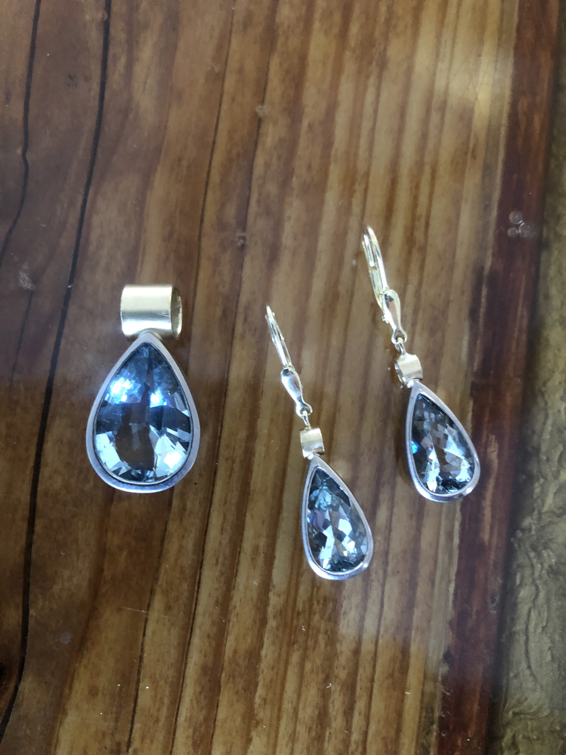 Aquamarin-Set: Ohrhänger und Anhänger