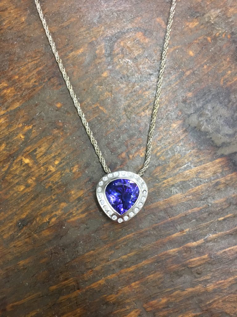 Anhänger mit Herzförmigem Tansanit und Brillanten