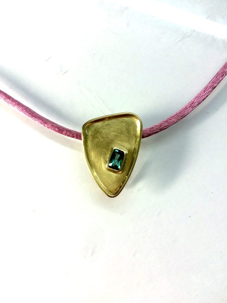 Turmalin als Anhänger, Aufhängung variabel