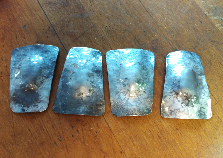 Ein Armband, ein Ring und ein Anhänger – Teil I – von Ellen