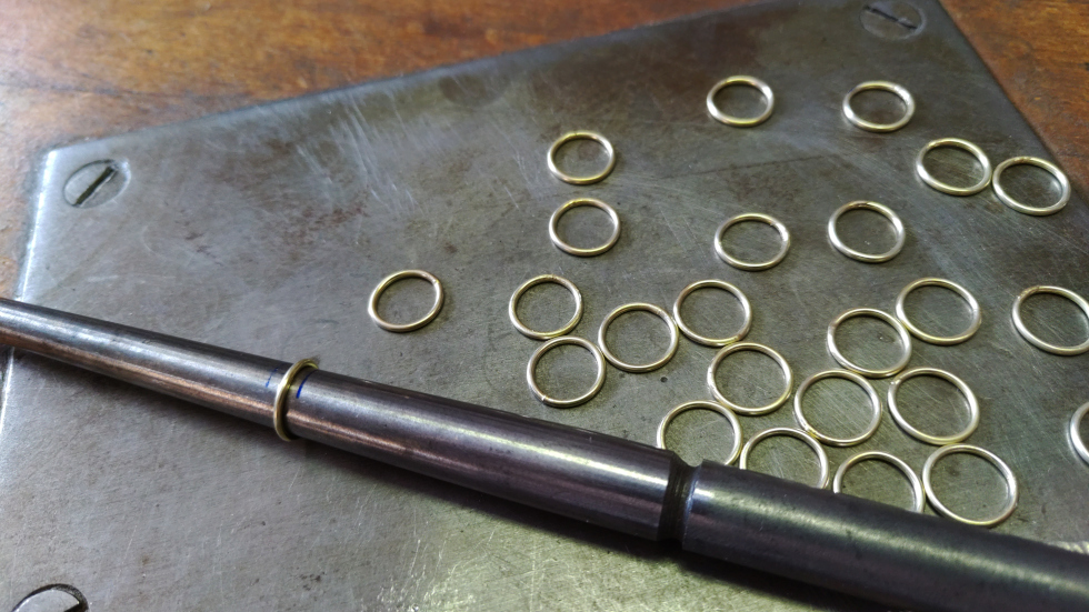 G-Gold-grosse-Oesen-auf-Oesenriegel