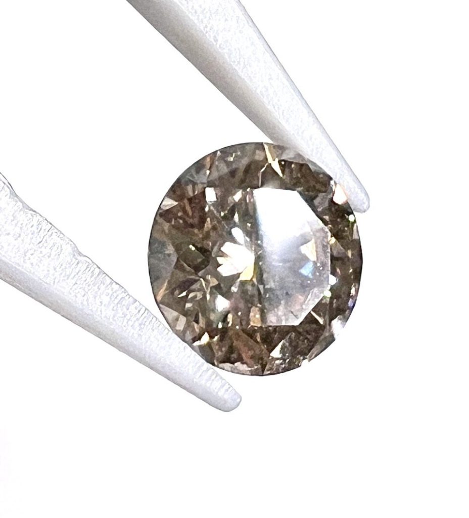 Brillant, rund, facettiert, champagnerfarben bis brown ein Diamant