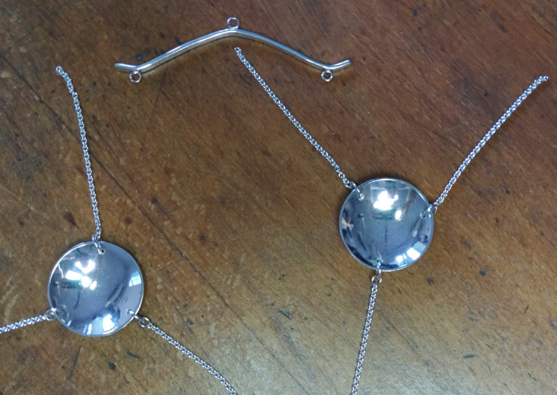 Justitia-Skulptur erhält eine Waage