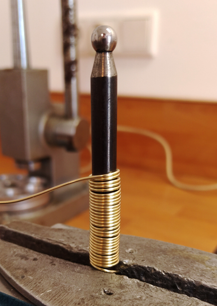 Gelbgolddraht gewickelt