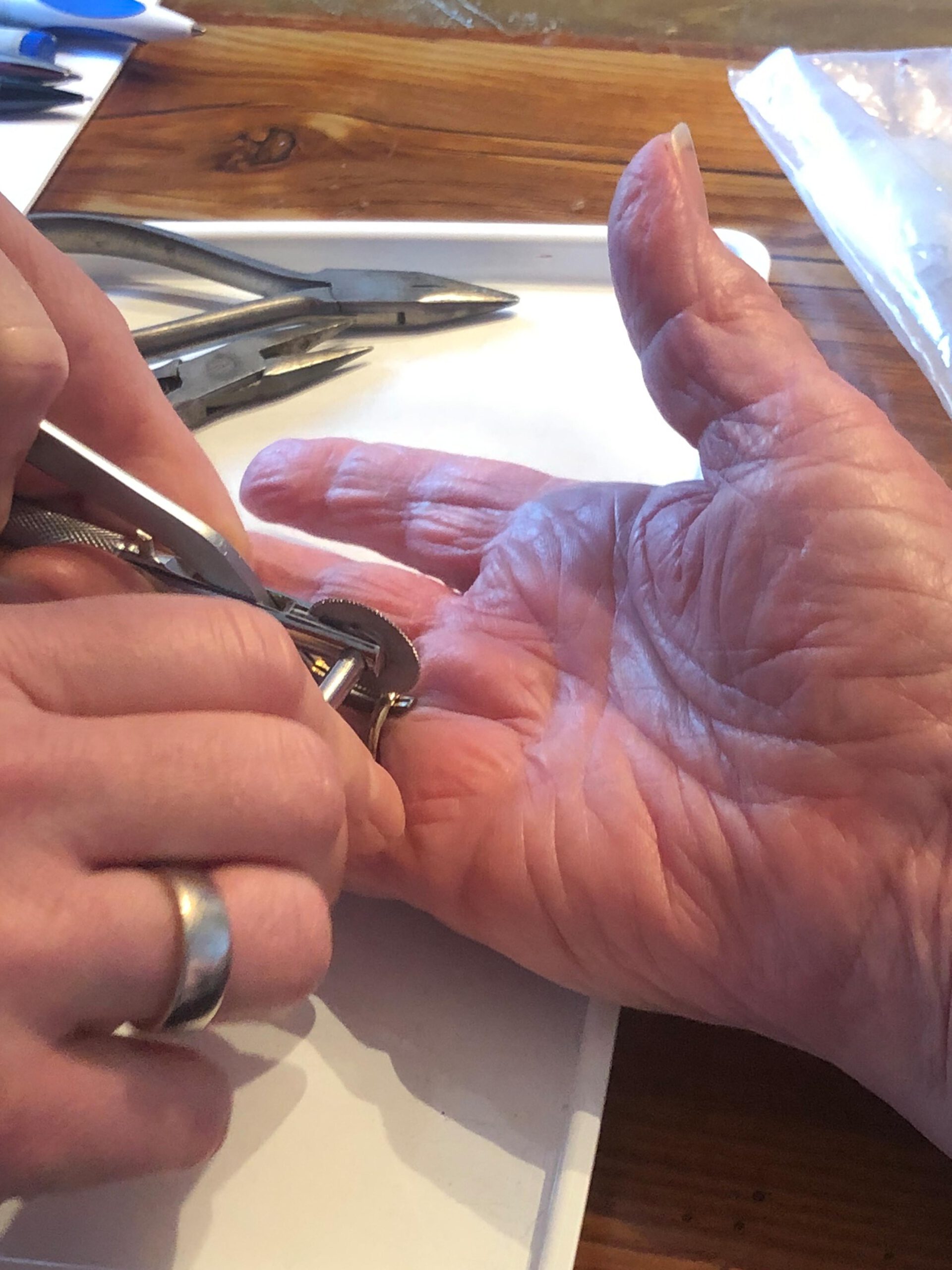 Was macht der Goldschmied, wenn Not am Finger ist?