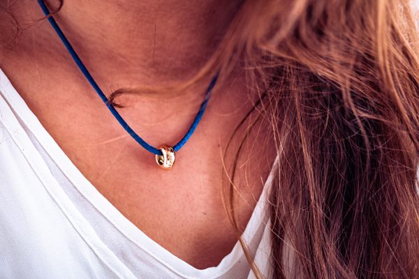 Charm Jamie als Anhänger am Hals