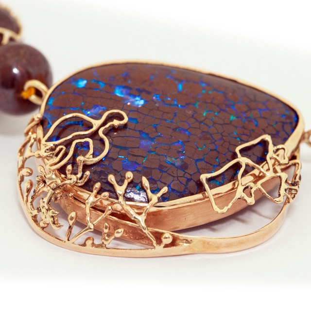 Silent Turtle Dream mit opalisiertem Holz, ideal für die kleine Edelsteinkunde